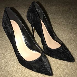 Black velvet pointed toe pumps!!